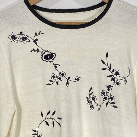 Womens Sweater Cream Black Embroidered Beaded Floral Trim Round Neck Size M - Picture 8 of 8